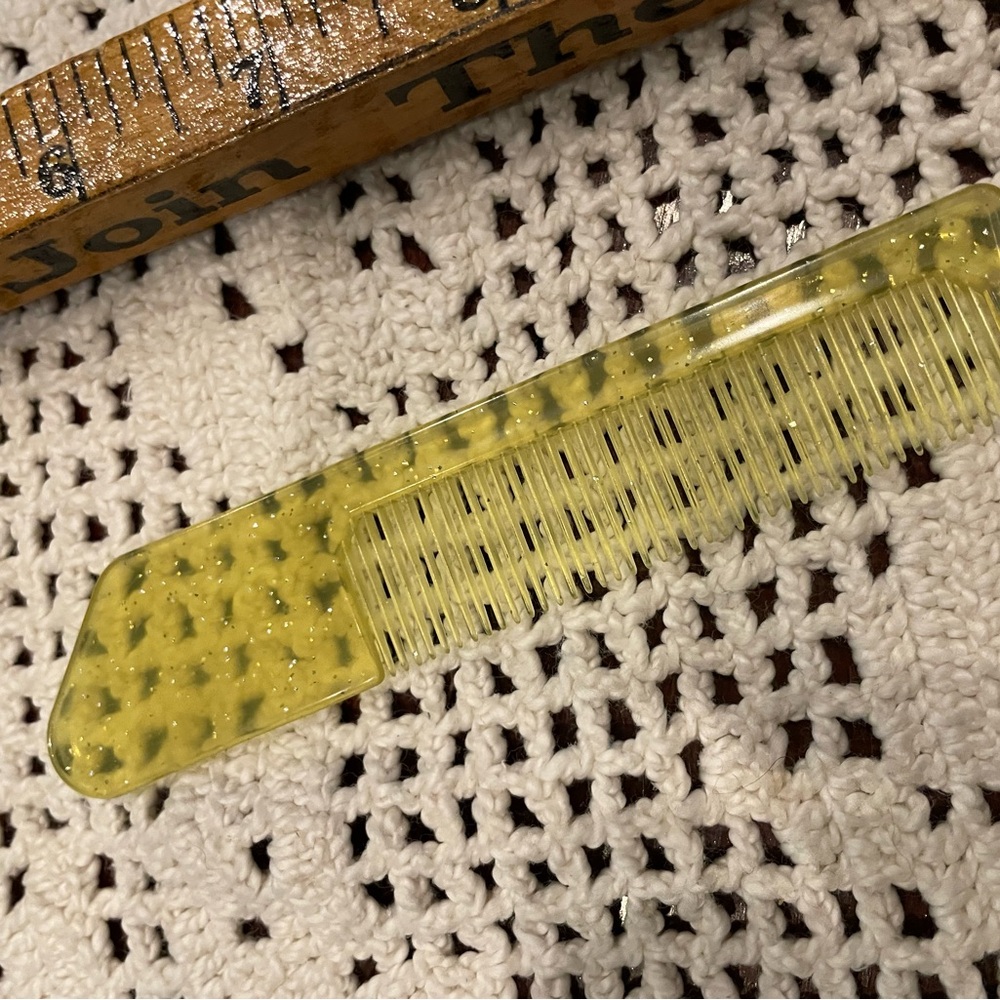 Vintage purse comb with sparkle!